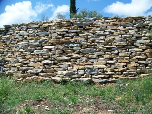 vue du bas de la restanque en pierres créer sur saint cyr les lecques prés de toulon